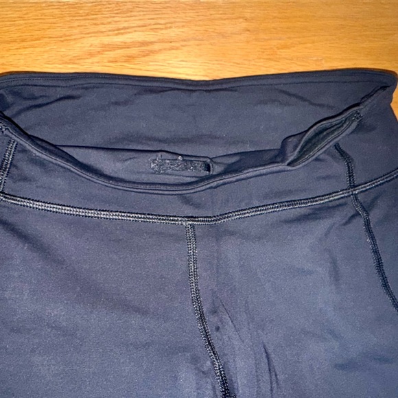 Lululemon On Track Tight- Rare- bonded details- size 4 - Picture 4 of 13